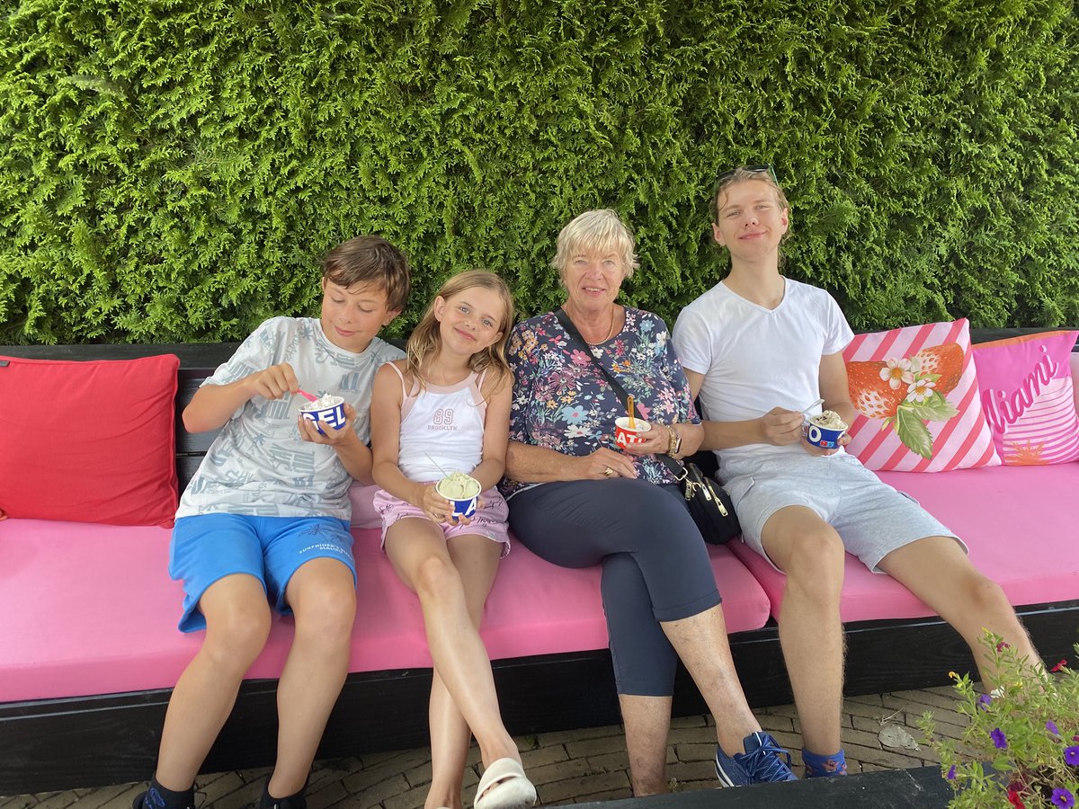 Gisteren begon derde gezin, met 3 kleinkinderen, aan de vakantie bij ons. Hier oma, met 1 bolletje ijs, tussen de kleinkinderen met ieder 3 bolletjes. Ja, zo gaat dat 😀👍 Oma en opa genieten.