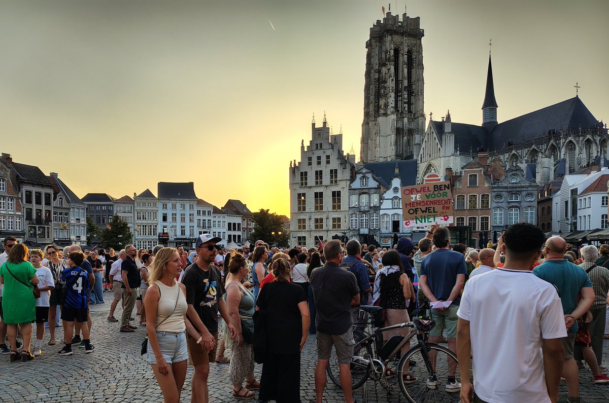 vdeijnde_ed's tweet photo. Een duidelijk statement van #2800love Mechelen door @BartSomers op de grote markt.
We hebben nood aan een erkenning van Palestina. Hun vlag wappert op onze toren. #FreePalestina https://t.co/PAfJYO5EGo
