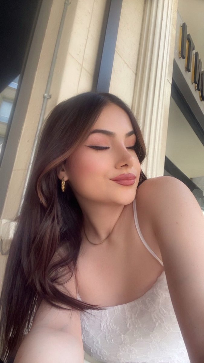 Beyazlar içinde olmusum