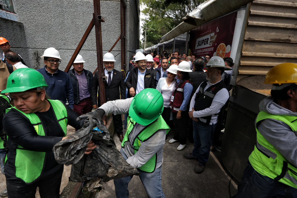 Martí Batres (@martibatres) on Twitter photo ¡Inicia la demolición del viejo inmueble del Hospital “Dr. Gonzalo Castañeda” en #Tlatelolco, para construir un nuevo hospital!
Con el apoyo de la Presidenta <a href="/Claudiashein/">Claudia Sheinbaum Pardo</a>, el día de hoy comenzó la demolición del viejo inmueble que albergó alguna vez al Hospital "Dr. Gonzalo ¡Inicia la demolición del viejo inmueble del Hospital “Dr. Gonzalo Castañeda” en #Tlatelolco, para construir un nuevo hospital!
Con el apoyo de la Presidenta <a href="/Claudiashein/">Claudia Sheinbaum Pardo</a>, el día de hoy comenzó la demolición del viejo inmueble que albergó alguna vez al Hospital "Dr. Gonzalo