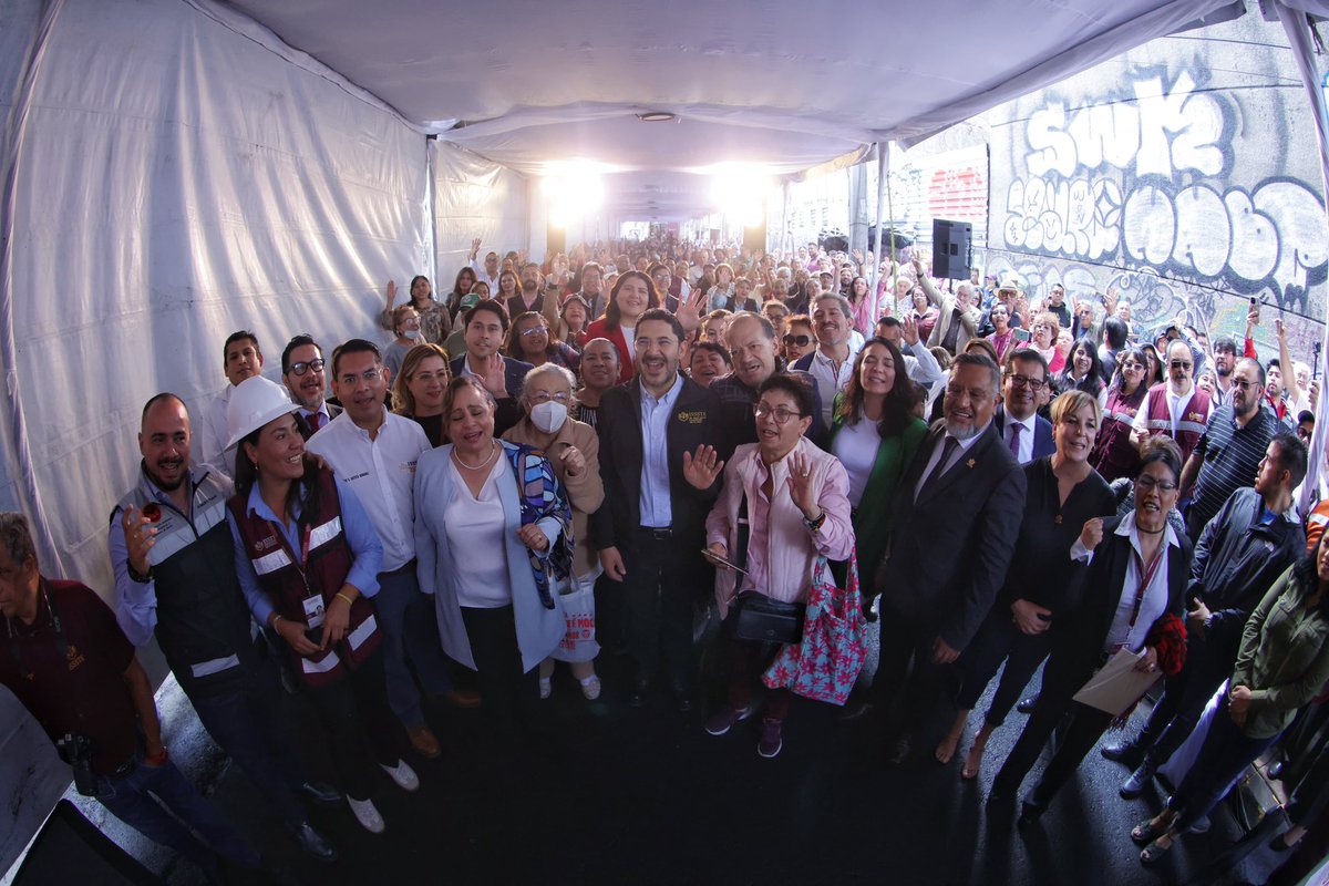 martibatres's tweet photo. ¡Inicia la demolición del viejo inmueble del Hospital “Dr. Gonzalo Castañeda” en #Tlatelolco, para construir un nuevo hospital! 

Con el apoyo de la Presidenta @Claudiashein, el día de hoy comenzó la demolición del viejo inmueble que albergó alguna vez al Hospital "Dr. Gonzalo Castañeda" del @ISSSTE_mx .

Este inmueble fue declarado con daño estructural y cerrado totalmente hace 13 años.

Constituía un riesgo de protección civil y un foco de insalubridad para la Clínica del @Tu_IMSS que se encuentra a un costado y para vecinas y vecinos de la Unidad Habitacional Tlatelolco.

Será una demolición con técnica especial, piso por piso, cuidando a vecinas, vecinos y pacientes.

Una vez terminada la obra de demolición comenzará la construcción de una nueva unidad médica, que tendrá nuevas particularidades, incorporando especialidades relacionadas con la dinámica demográfica y epidemiológica. La atención será lo más asertiva para la derechohabiencia en esta zona norte de la CDMX.