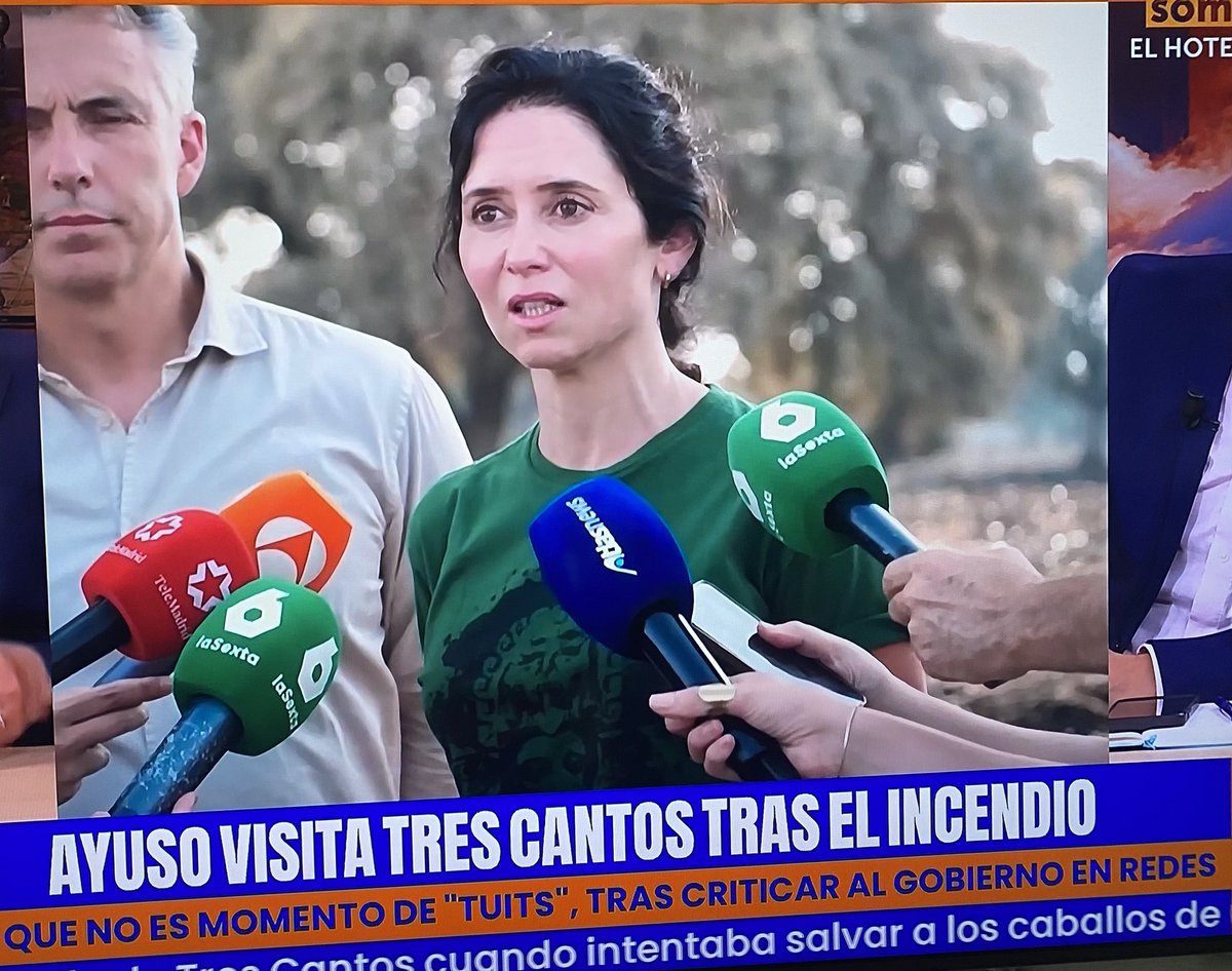 ellatigo_'s tweet photo. El look de bombera de Ayuso, que ha vuelto de Miami para hacer el paripé el día de la Paloma, patrona de Madrid, y no por los incendios. Después de pasárselo en grande con su novio el defraudador, mientras ardía Tres Cantos, ahora pone cara de pena. Falsaaaaa. https://t.co/16aJW6qREU