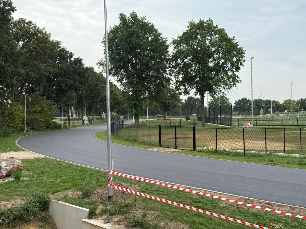 ✅ Het asfalt van de 800 meter lange wielerbaan in Midden-Limburg (Neer) is klaar.

De thuisgemeente van <a href="/FransMaassen/">FransMaassen</a>, <a href="/RoyCurvers/">Roy Curvers</a> en <a href="/BartmnBrentjens/">Bart Brentjens</a> is straks (vanaf oktober) een veilige wieleromgeving en prachtig offroad parcours rijker 👌🏽