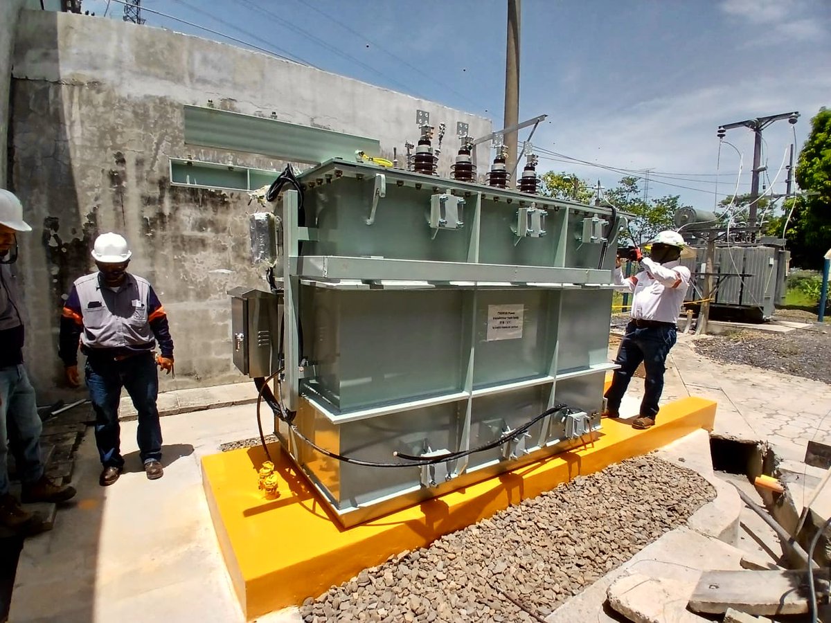 🤔 ¿Sabías que el agua necesita energía para llegar a tu casa? ⚡💧 Estamos reforzando la protección electrónica del los sistemas de bombeo que impulsan el agua a cientos de miles de hogares del AMSS. 

🏗️Transformador de potencia, sistema Torogoz, más de medio millón invertido.