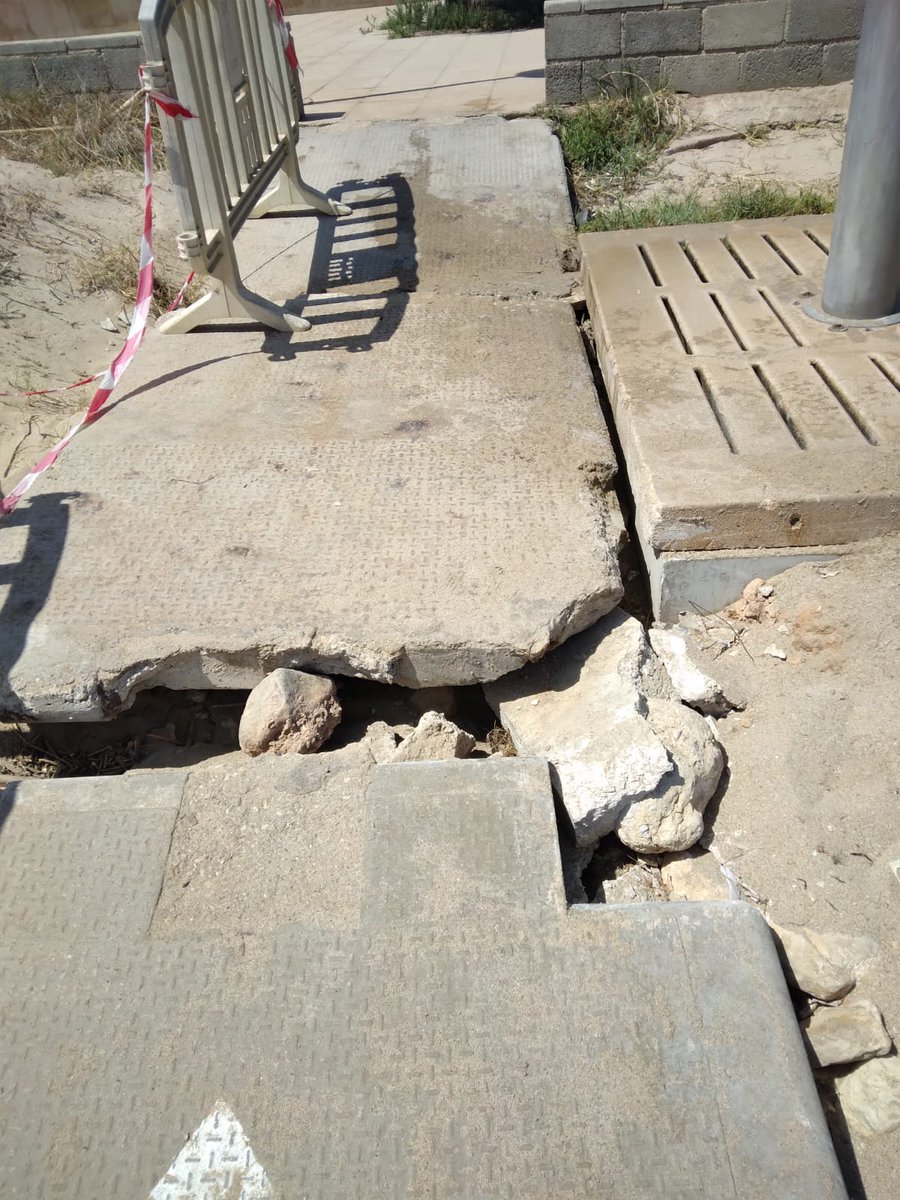 Ricardmartand's tweet photo. @AjCreixell Aquest és el lamentable i penós estat d'una de les passeres d'accés a la platja de la Marina de Creixell,on ja han caigut vàries persones d'edat avançada i d'altres que no hi han pogut accedir. De veritat costa tant mantenir les coses bé?De veritat?😡🤬 https://t.co/8xPsghItyG
