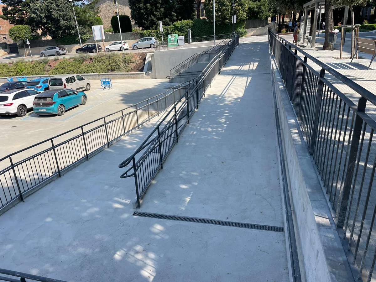 AjTaradell's tweet photo. Obertes la nova rampa i escala de l'Espai 1 d'Octubre. S'ha millorat l'accessibilitat per a les persones amb mobilitat reduïda, i la seguretat, amb una inversió de 249.018 €. Tota la informació a 👉🏻 https://t.co/Bi647dlJY4. https://t.co/milq2rl3Of
