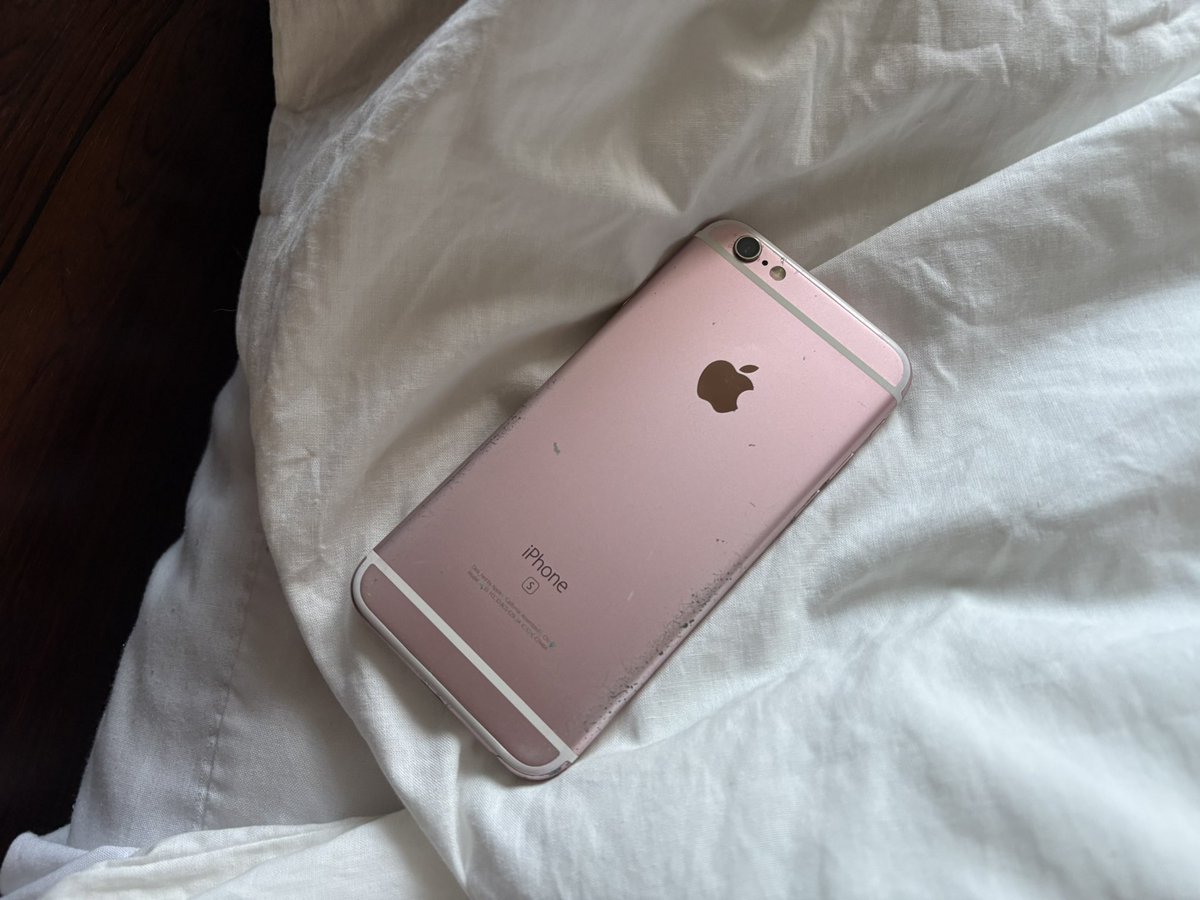 arctiquehare's tweet photo. Cleaning my room and stumbled upon what used to be my everything #ILoveYouiPhone6sRoseGold https://t.co/TMmS8gLeQ8