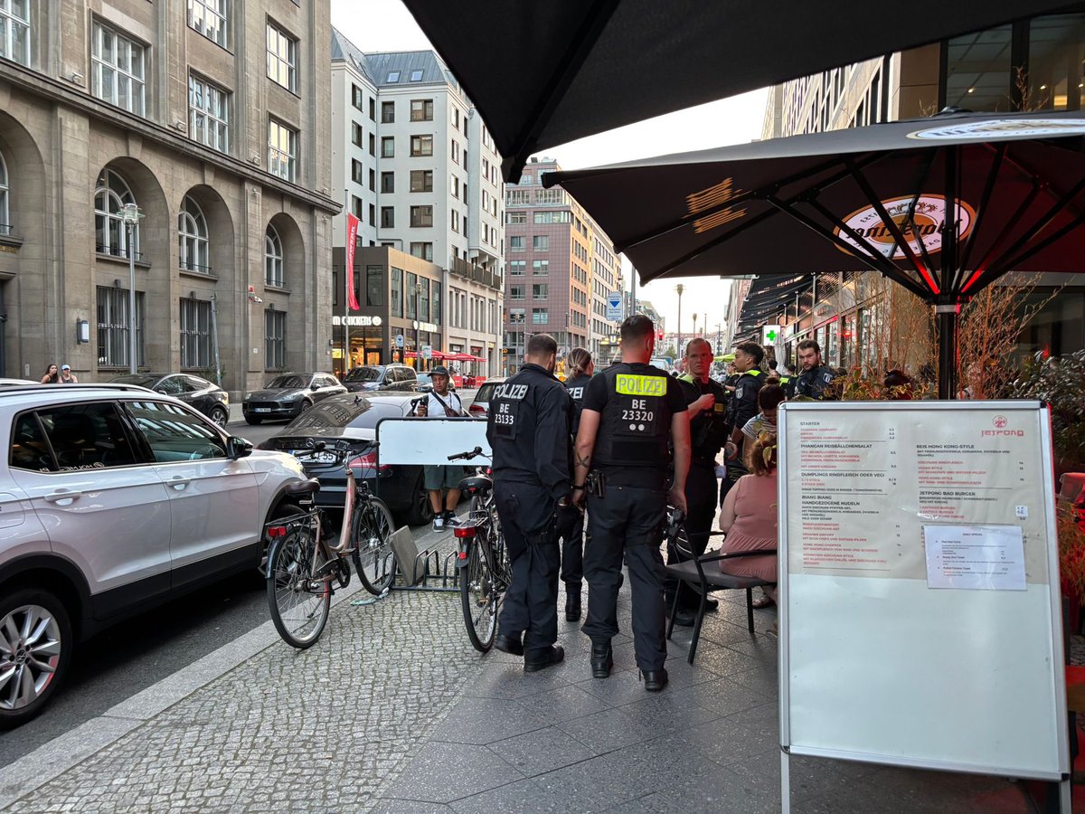 Alexander Fröhlich (@alx_froehlich) on Twitter photo Eröffnung des israelischen Restaurants „Gila and Nancy“ in Berlin-Mitte erneut abgesagt. Wieder gab es eine „pro-palästinensische“ Demo. Aber auch einen mutmaßlich antisemitischen Vorfall. Anlass: Vier Israelinnen unterhielten sich auf Hebräisch. <a href="/Tagesspiegel/">Tagesspiegel</a> Eröffnung des israelischen Restaurants „Gila and Nancy“ in Berlin-Mitte erneut abgesagt. Wieder gab es eine „pro-palästinensische“ Demo. Aber auch einen mutmaßlich antisemitischen Vorfall. Anlass: Vier Israelinnen unterhielten sich auf Hebräisch. <a href="/Tagesspiegel/">Tagesspiegel</a>