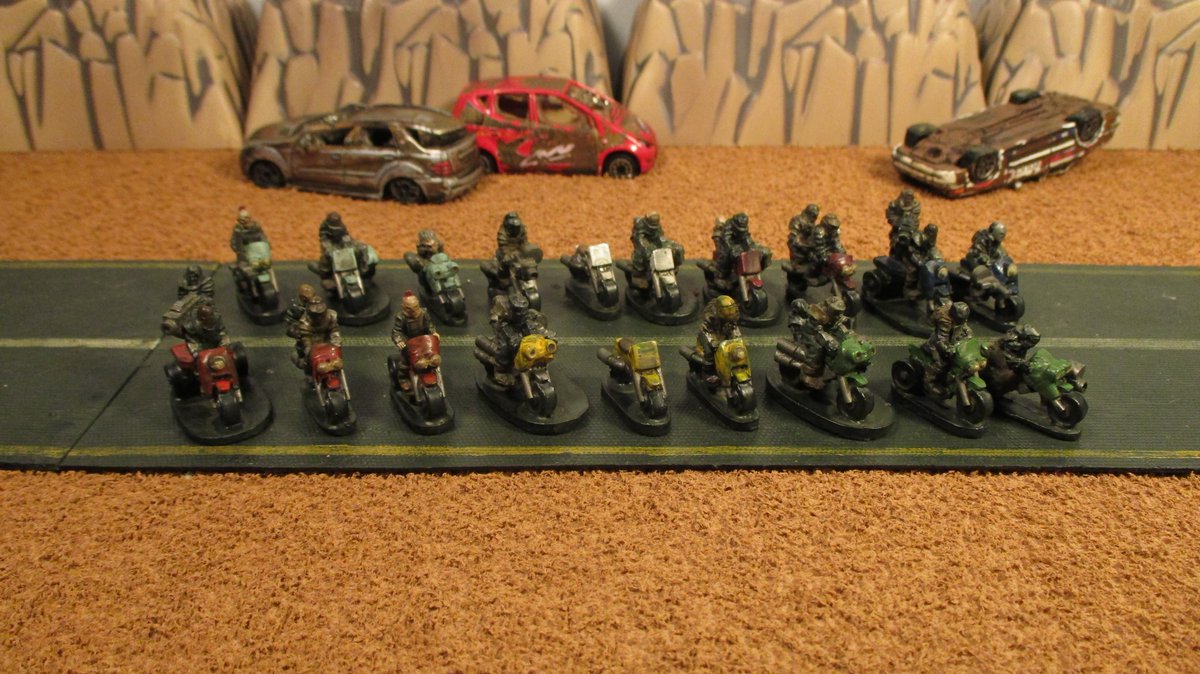 RoadWarriorJohn's tweet image. #gaslands #ramshacklegames #bikers
Pick up these Ramshackle Games 20mm Biker Gang miniatures, they turned out well though are a little smaller than the other motorcycles I currently own.