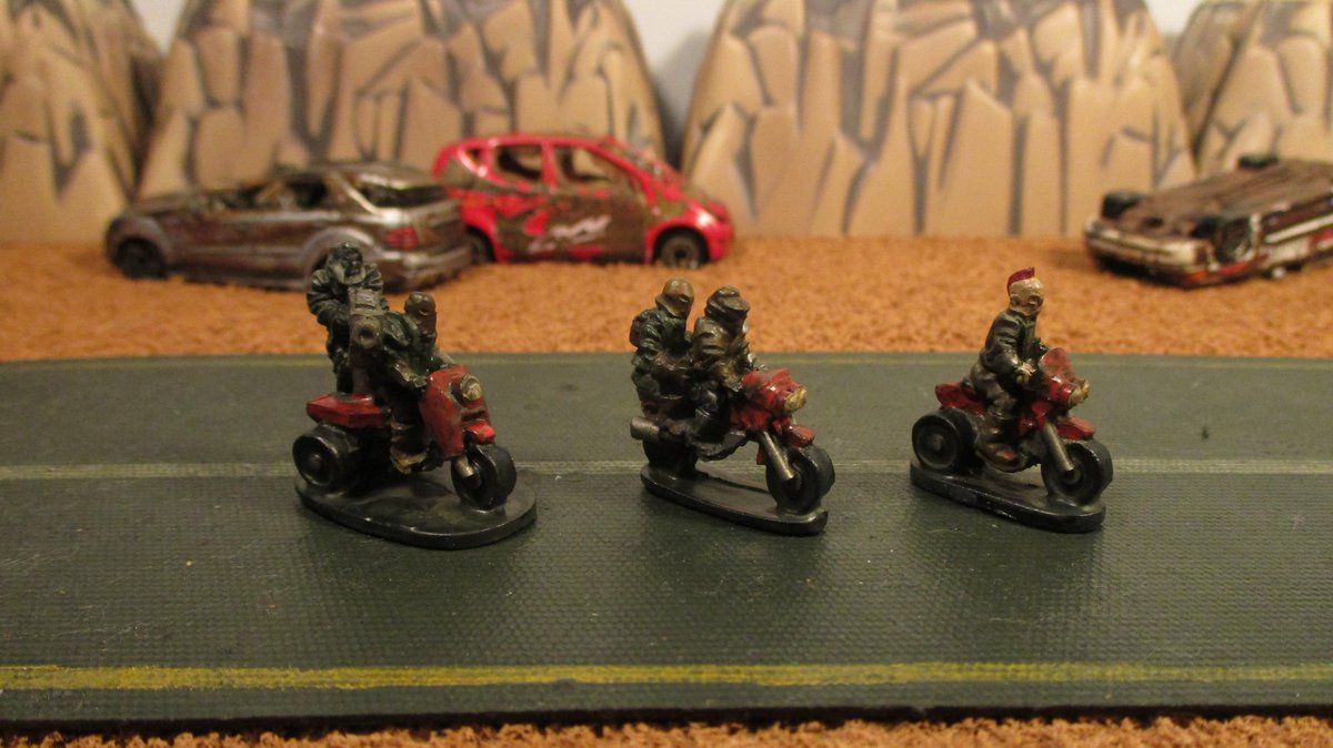 RoadWarriorJohn's tweet image. #gaslands #ramshacklegames #bikers
Pick up these Ramshackle Games 20mm Biker Gang miniatures, they turned out well though are a little smaller than the other motorcycles I currently own.