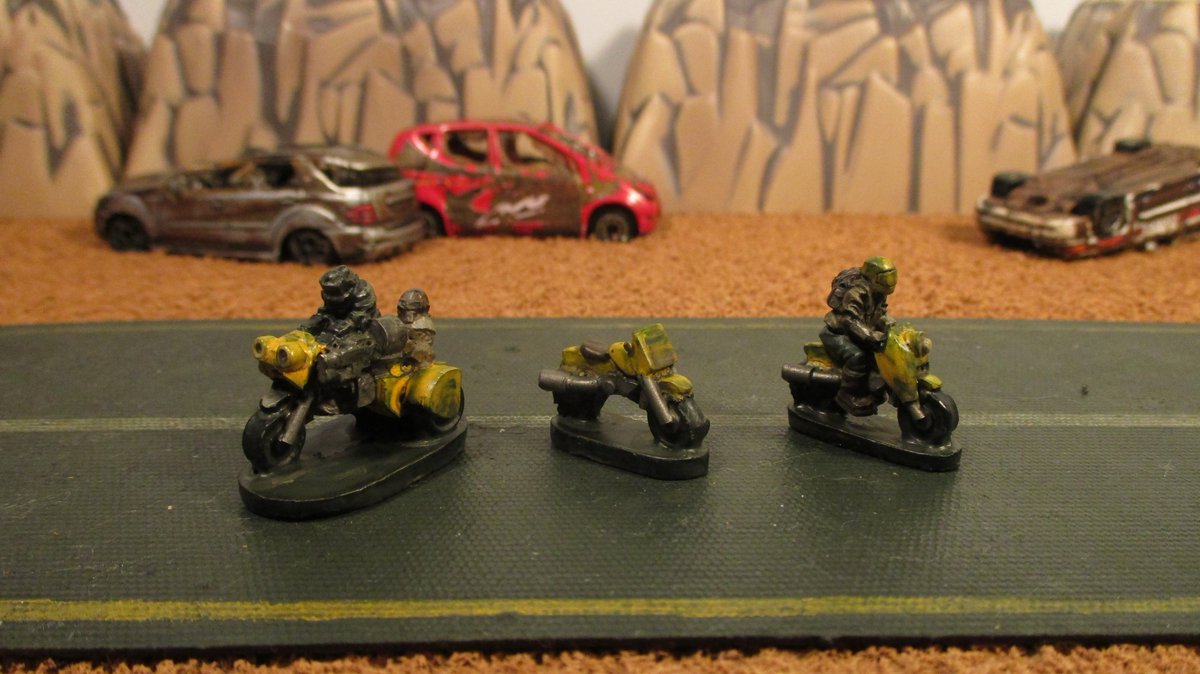 RoadWarriorJohn's tweet image. #gaslands #ramshacklegames #bikers
Pick up these Ramshackle Games 20mm Biker Gang miniatures, they turned out well though are a little smaller than the other motorcycles I currently own.