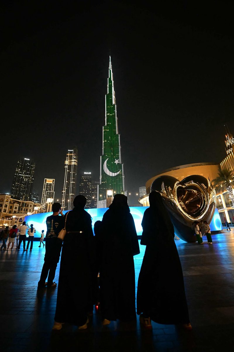 FaisalB03265422's tweet image. پاکستان کے یوم آزادی کی مناسبت سے دبئی میں دنیا کی بلند ترین عمارت برج خلیفہ پاکستانی پرچم کے رنگوں میں رنگ گئی
Pakistan zindabad 🇵🇰🎉
#BurjKhalifa
#Dubai
#PakistanFlag
#14August 
#IndependenceDay @geonews_urdu