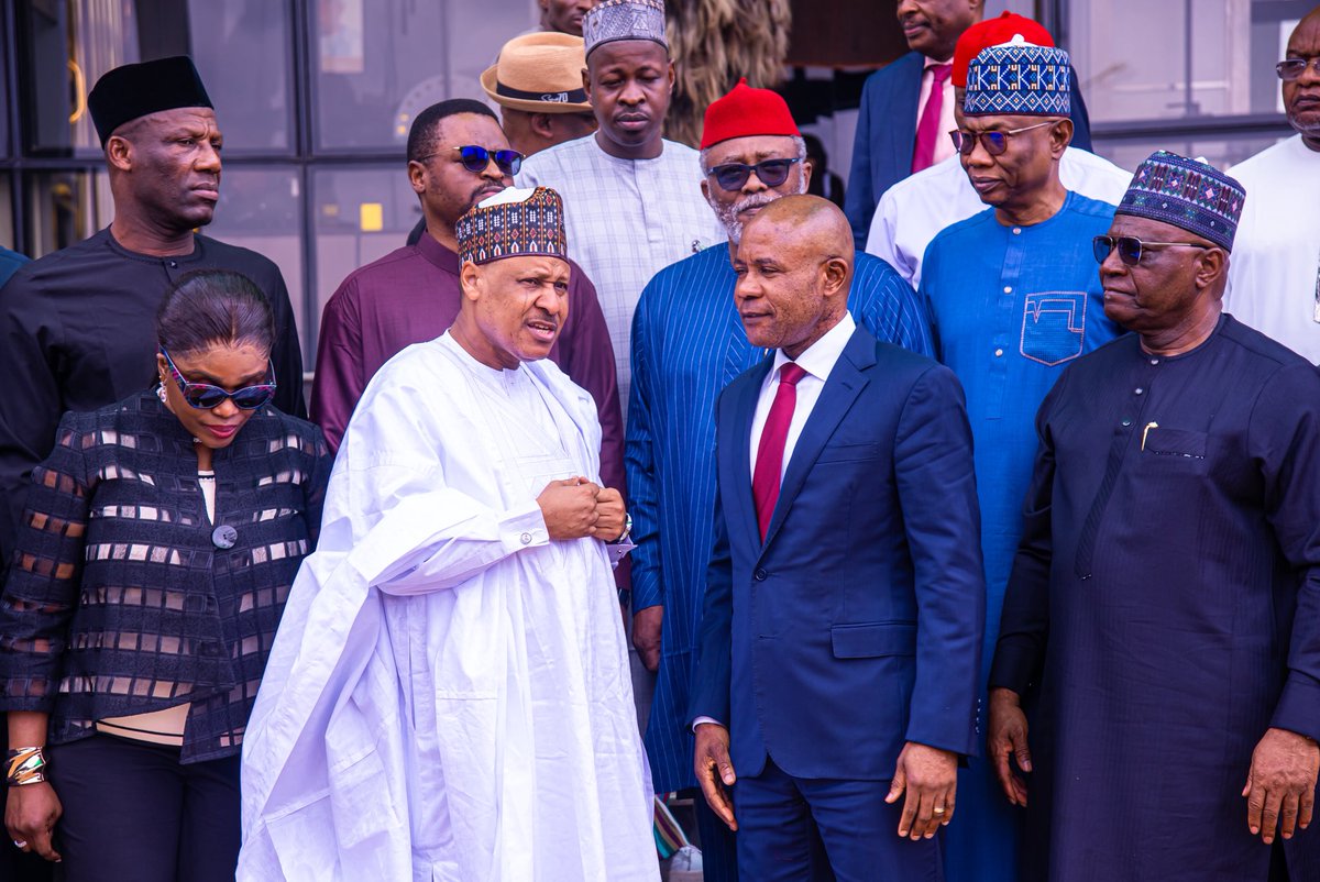 voiceofnigeria's tweet image. Governor Peter Mbah of Enugu State praised the Federal Government’s Renewed Hope Ward Development Programme, designed to drive inclusive growth across Nigeria’s 8,809 wards, saying it aligns with his administration’s grassroots-focused agenda.
#Enugu #FGProjects #WardDevelopment