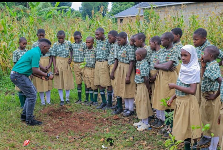 SsenabulyaSimo2's tweet photo. I participated as @ssenahealingafr launched its I like My Environment Green Project at Buvuma Junior School were pupils and staff learnt the importance in Environmental Conservation. They were urged to take care of trees in their community. @RotaryKibuli @jjkariisa @SsenogaBrian1 https://t.co/4LsNJuZ69c
