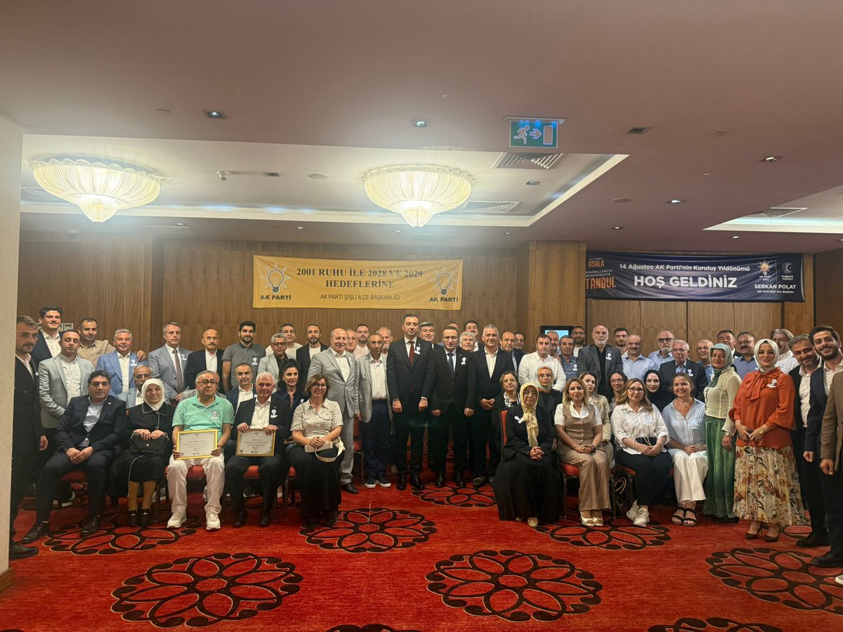 AK Partimizin 24. kuruluş yıl dönümü vesilesiyle Şişli'de ilçe teşkilatımızın kurucuları ile bir araya geldik.
Davamızın ilk günkü heyecanını, aynı inanç ve kararlılıkla geleceğe taşıyoruz.

Cumhurbaşkanımız ve Genel Başkanımız Sayın <a href="/RTErdogan/">Recep Tayyip Erdoğan</a>'ın liderliğinde, milletimizle