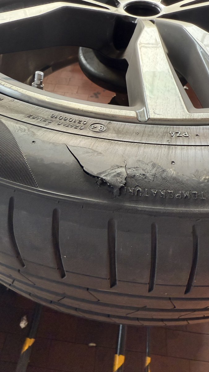 A great time in Italy - until the tyre 🛞 blew 💥. Now go and try and find a replacement 285 / 45 R21. Got a second hand Pirelli with different dimension - Beggers can’t be choosers! 😎. Always some action when we’re travelling! #franzensontour #liquidmeister #italy #pirelli