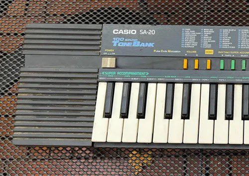 juangioia's tweet photo. @PabloMolinari este es mi teclado sa20 con la demo de Wham! en loop. Y un cancionero de Michael Jackson (moreno) #perdoncentennials https://t.co/HmCQlDzy5p