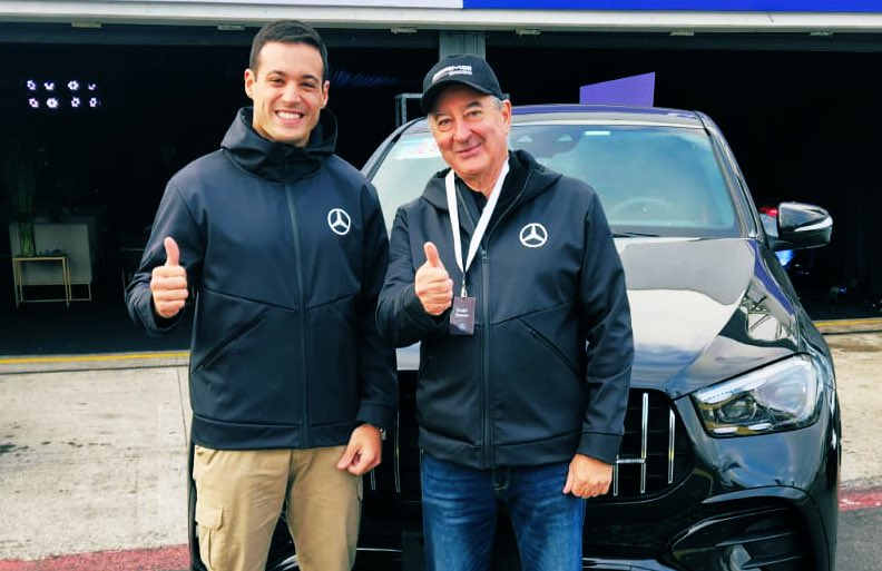 diegoazarok's tweet image. por haberme acompañado en este camino. 

Y a todos Uds, que siempre fueron parte de mi carrera deportiva, sepan que también les agradezco el cariño y el apoyo, y se que voy a contar con eso el año próximo.