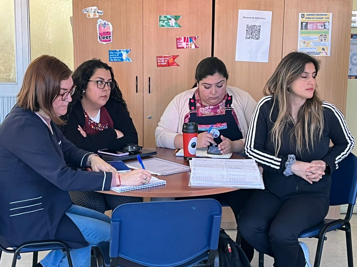 Hoy se desarrolló la Jornada Nacional para la Reflexión Pedagógica sobre el Desarrollo Profesional Docente 2025 en la Escuela René Louvel de Concepción.
En la instancia de trabajo se establecieron objetivos compartidos, acciones formativas y de acompañamiento entre pares.