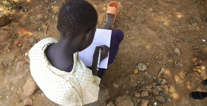 JinjaMirro's tweet image. Education in refugee camps is under pressure as funding cuts hit hard especially in Bidibidi. Many teachers supported by NGOs are leaving, leading to a growing shortage in camp schools. Authorities are growing increasingly concerned. #Uganda #Refugees #Bidibidi #EducationCrisis