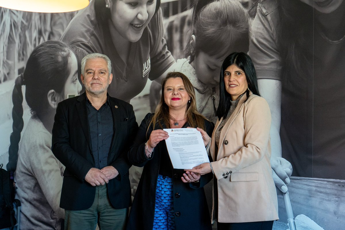 JUNJI_Chile's tweet image. 🔵 Vicepresidenta Daniela Triviño se reunió con la asociación @aprojunji, en el marco de la mesa de trabajo que busca avanzar en diversos compromisos para fortalecer el quehacer institucional. La instancia contó con la presencia del presidente @anefchile, José Pérez Debelli.