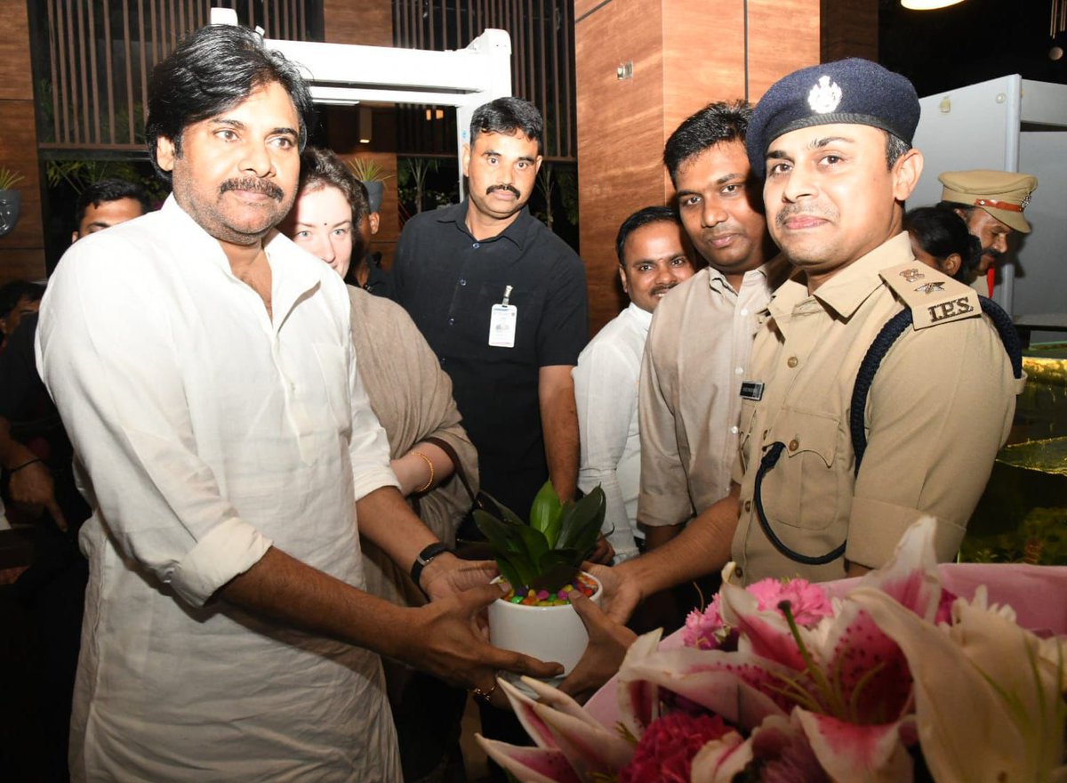 స్వాతంత్య్ర దినోత్సవ కార్యక్రమాల్లో పాల్గొనేందుకు కాకినాడ చేరుకున్న ఉప ముఖ్యమంత్రి శ్రీ <a href="/PawanKalyan/">Pawan Kalyan</a> గారు, ఆయన సతీమణి శ్రీమతి అనా కొణిదెల గారు. కాకినాడ ఎంపీ శ్రీ <a href="/tangella_uday/">Uday Srinivas Tangella</a> , కాకినాడ రూరల్ ఎమ్మెల్యే శ్రీ <a href="/pantham_nanaji/">Pantham Nanaji</a> , సివిల్ సప్లైస్ కార్పోరేషన్ ఛైర్మన్ శ్రీ తోట సుధీర్,