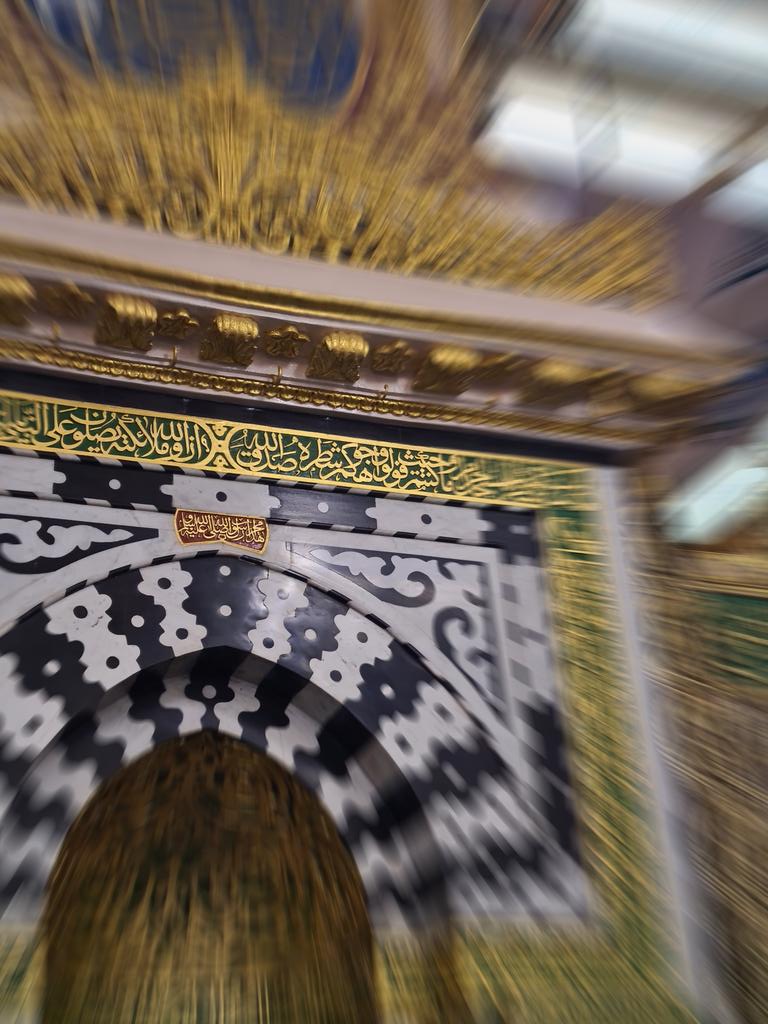 إن أنت أكثرتَ الصلاة على الذي 
صلى عليـه اللــه في الآياتِ 
 
وجـعلتها وِرداً عليك محتماً 
لاحت عليك بشائر الخـيراتِ

اللهم صل وسلم وبارك عليه ما تعاقب الليل والنهار.
وصل وسلم عليه ما صلى عليه المصلون الأبرار.

#الجمعه 
#يوم_الجمعة