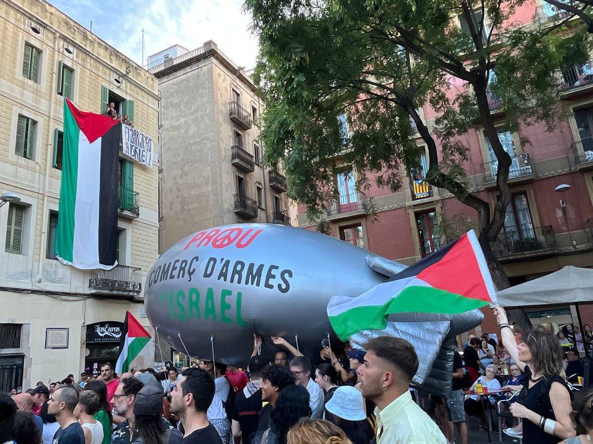ProuComplicitat #AturemElGenocidi (@proucomplicitat) on Twitter photo Gràcies a les veïnes al pregó de les Festes de Gràcia 🇵🇸 ha estat present i visible
El genocidi no para per vacances. Continuem alçades per una #PalestinaLliure
Cal prendre mesures contundents per trencar relacions amb el règim genocida
<a href="/desdelamoncloa/">La Moncloa</a> embargament d'armes! Gràcies a les veïnes al pregó de les Festes de Gràcia 🇵🇸 ha estat present i visible
El genocidi no para per vacances. Continuem alçades per una #PalestinaLliure
Cal prendre mesures contundents per trencar relacions amb el règim genocida
<a href="/desdelamoncloa/">La Moncloa</a> embargament d'armes!