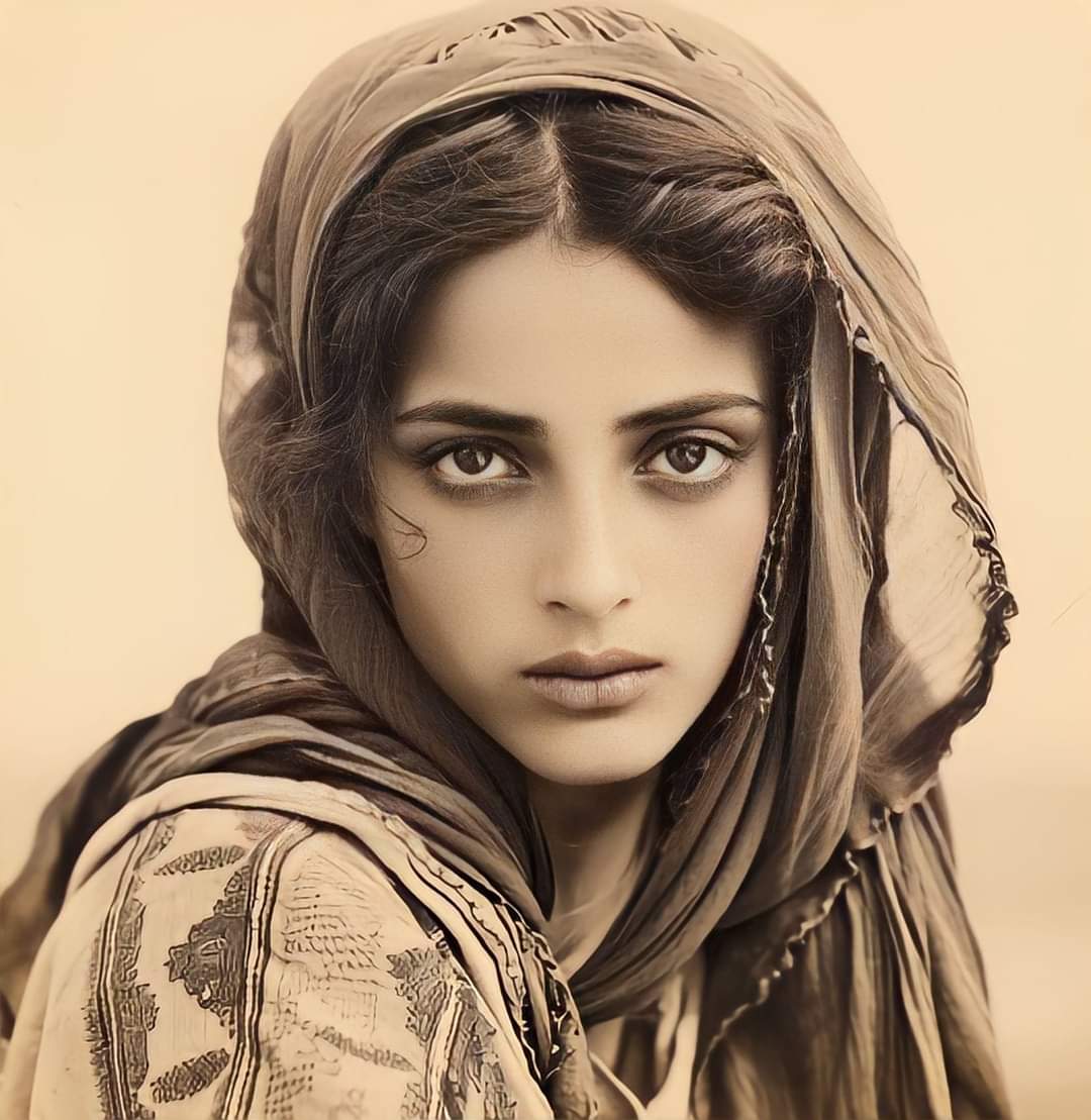 PAPAZ DİMİTRİ'NİN TORUNU ELENİ

1900'lü yılların başıydı.
Datça'nın Sındı köyünde güzel bir Rum kızı yaşıyordu.
Eleni.
Papaz Dimitri'nin torunuydu, Eleni.
Gönlünü yakışıklı bir Türk delikanlısına kaptırmıştı.
Sındılı Osman'a.
Osman'ın da gönlü ondaydı.