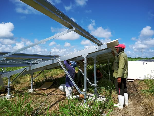 LuisaFyF's tweet photo. Con más de la mitad de los paneles solares ya instalados, el parque fotovoltaico del municipio espirituano de Taguasco avanza a buen ritmo para inyectar 21.8 megawatts al SEN en la primera quincena de septiembre.#SanctisSpíritusEnMarcha,#CubaEstáFirme https://t.co/rOqBxkqRD7