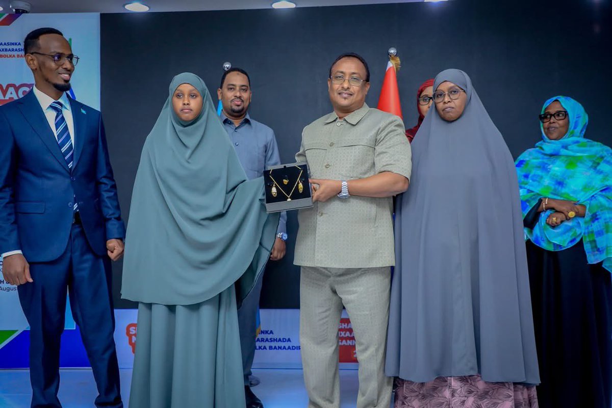 Guddoomiyaha G/Banaadir ahna Duqa Muqdisho Dr. Xasan Maxamed Xuseen (Muungaab) ayaa ka qeyb galay munaasabadda shaacinta natiijada imtixaanka fasalka 8-aad ee sanad dugsiyeedka 2024/2025 oo ay sanadkan u fadhiisteen arday gaareysa 41,076, oo wax ka barta Dug. Dhexe ee G/Banaadir.
