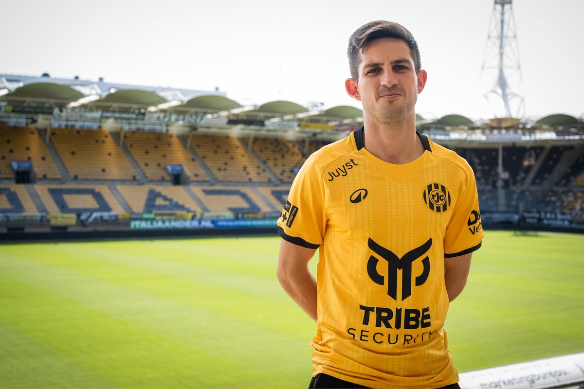 DLajudM's tweet photo. Lo soñé, lo trabajé y hoy es realidad. Orgulloso de llegar a Roda JC y listo para dejarlo todo en la cancha. Hup Roda!⚒️💛🖤 https://t.co/aMjbMrmLZY