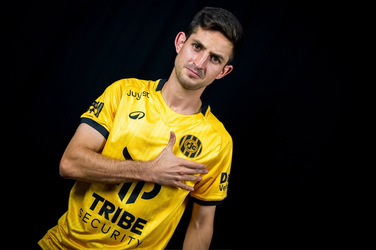 DLajudM's tweet photo. Lo soñé, lo trabajé y hoy es realidad. Orgulloso de llegar a Roda JC y listo para dejarlo todo en la cancha. Hup Roda!⚒️💛🖤 https://t.co/aMjbMrmLZY