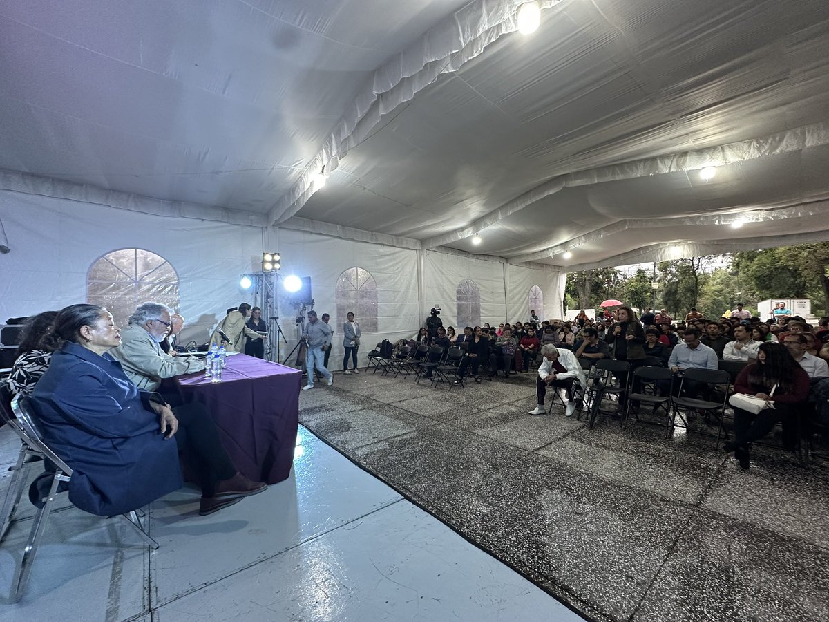 servimetcdmx's tweet photo. Ayer por la tarde tuvimos el gusto de acompañar a @A_Encinas_R, titular de la Secretaría de Planeación, Ordenamiento Territorial y Coordinación Metropolitana @MetropolisCDMX, en el foro Diálogos Territoriales para la Construcción de una Ciudad Habitable y Asequible con Identidad y Arraigo Local con vecinos de las colonias San Miguel Chapultepec Sección I y II , Escandón y Tacubaya, a quienes expusimos los beneficios y alcances del Bando 1.
La implementación de esta estrategia responde a un análisis profundo sobre lo que ha significado para los capitalinos el fenómeno de la gentrificación, a fin de devolver a los habitantes de la Ciudad de México identidad y arraigo mediante la producción de vivienda pública y asequible.