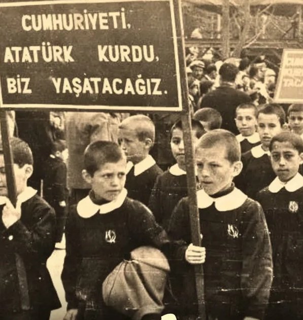 "Cumhuriyeti Atatürk kurdu, biz yaşatacağız."