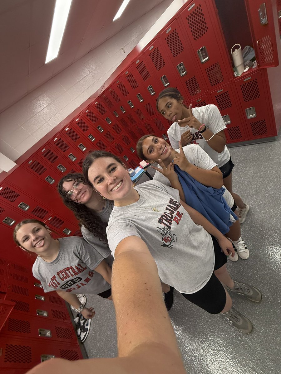 RoseYunger's tweet photo. Good day with weights 1st period and hitting with some teammates after school! @averycalvert29 @MorganWest2266 @kirarohan2026 
@Franciscan_SB 
@Ofc14u https://t.co/JL22KvF0eG