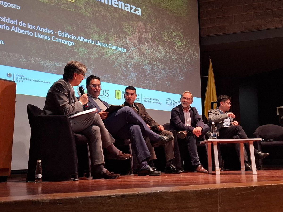 Hoy tuve la oportunidad se ser invitado especial  en el foro Amazonía bajo amenaza, desafíos y oportunidades, realizado en la <a href="/Uniandes/">Uniandes</a> 

Allí, abordé la visión del gobierno nacional, para proteger este importante ecosistema y los retos que enfrentamos como país.