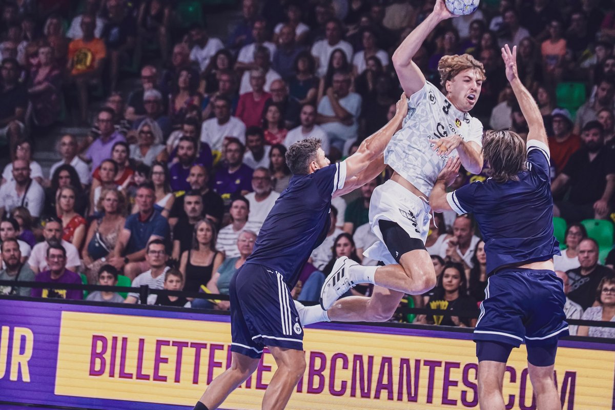 35'

Thibaud lance la seconde période sur les chapeaux de roue, enchaînant buts et passe décisive pour mettre le feu au match !

23-17

#HBCNTHB