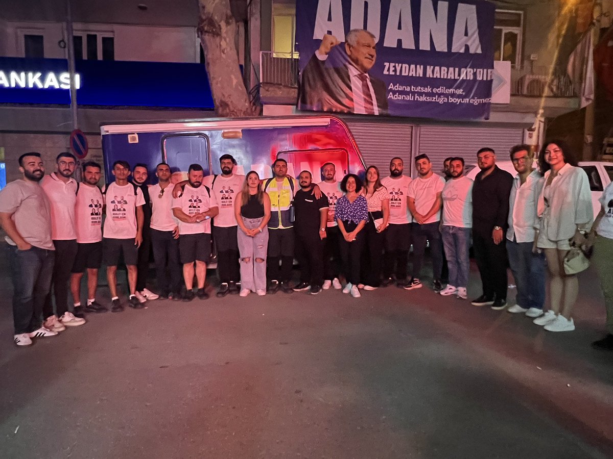chpcukurovagnc's tweet photo. Adana’dan Silivri zindanlarına özgürlük için yürüyen başkanlarımızı, yol arkadaşlarımızı uğurladık.
Onlar halkın iradesi, demokrasi ve eşitlik için yola çıktı.
Biz de kalbimizdeki inanç ve dayanışma ile yanlarındayız. https://t.co/4TIMCojkLu