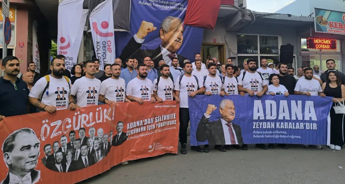 chpcukurovagnc's tweet photo. Adana’dan Silivri zindanlarına özgürlük için yürüyen başkanlarımızı, yol arkadaşlarımızı uğurladık.
Onlar halkın iradesi, demokrasi ve eşitlik için yola çıktı.
Biz de kalbimizdeki inanç ve dayanışma ile yanlarındayız. https://t.co/4TIMCojkLu