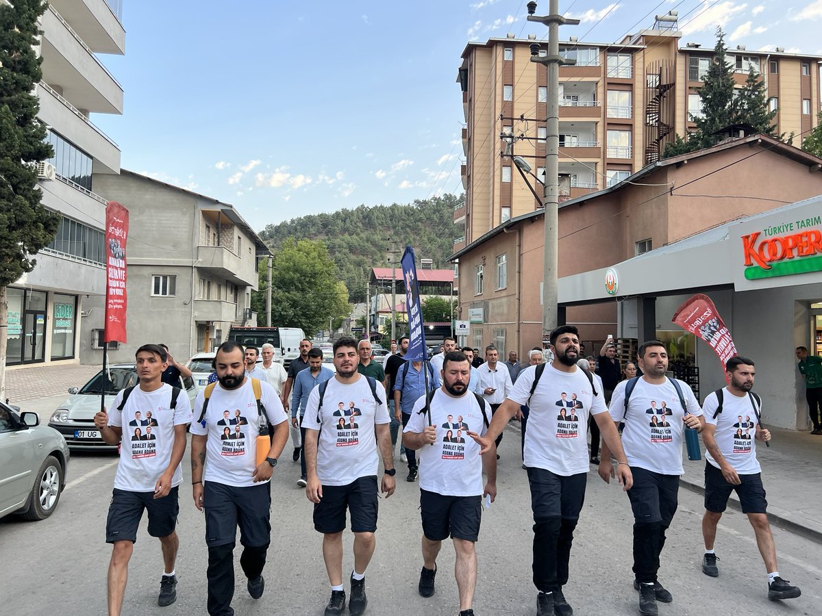 chpcukurovagnc's tweet photo. Adana’dan Silivri zindanlarına özgürlük için yürüyen başkanlarımızı, yol arkadaşlarımızı uğurladık.
Onlar halkın iradesi, demokrasi ve eşitlik için yola çıktı.
Biz de kalbimizdeki inanç ve dayanışma ile yanlarındayız. https://t.co/4TIMCojkLu