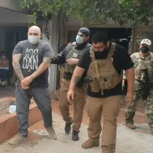 ▶️ EXVOCALISTA DE “PIPA PARA TABACO” CONDENADO | 🚨

📌Setencian a cinco años de cárcel a Pedro Lerea Ramírez por comercialización de drogas.

💥Fue detenido en 2021 durante un allanamiento en el barrio Mburicaó, Asunción.

​​​​👉Tenía 22,8 g de cocaína, 25,4 g de marihuana,