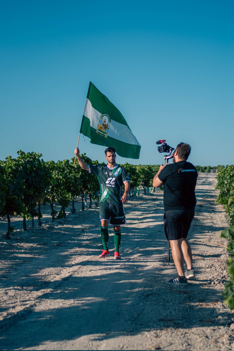 JaviOfferrall's tweet image. Pues ya está todo el pescado vendido.
Meses de darle vueltas, de lluvia de ideas, de intentar innovar respecto a los vídeos de camisetas del año pasado.
Espero que os guste este último vídeo tanto como los otros.
Gracias al @XerezDFC por confiar en mí trabajo un año más💚🎥