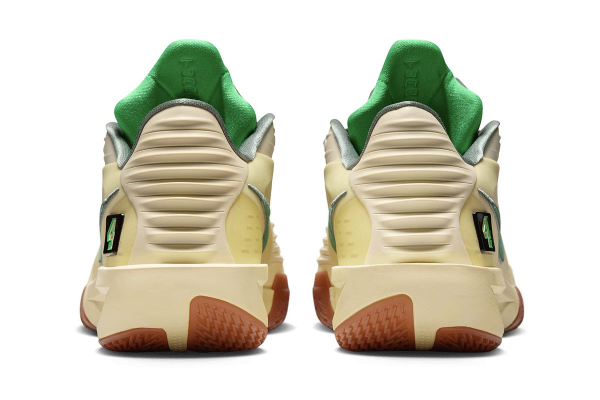 SoleRetriever's tweet photo. OFFICIAL LOOK: Jrue Holiday’s Nike GT Cut 3 Turbo PE 🏆🏆 @Jrue_Holiday11 

🗓️ August 28th
📝 IH2371-700
💵 $210 https://t.co/BNF8o9hjvL