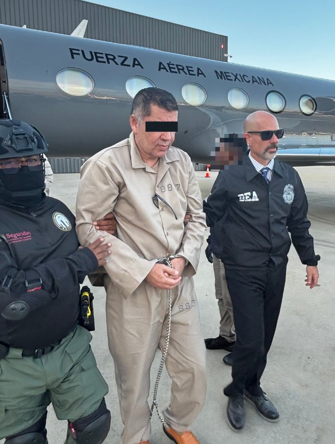 DEAHQ's tweet photo. 𝐈𝐍 𝐂𝐔𝐒𝐓𝐎𝐃𝐘: #DEA Administrator Terry Cole takes high-level DEA target Abigael "El Cuini" González Valencia, the brother-in-law of "El Mencho” and top financier of CJNG's operation, into custody. #DEACartelExperts #OpTakeBackAmerica #GodBlessLE
https://t.co/l7zXE4DGtP https://t.co/8aORj4PW3k