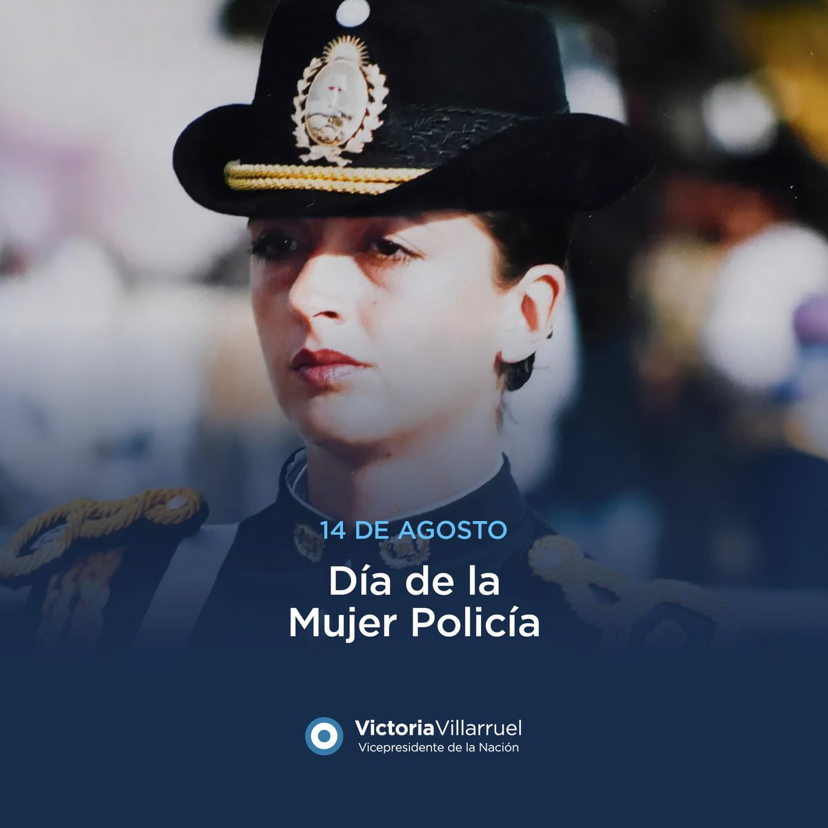 VickyVillarruel's tweet photo. Hoy saludo a todas las mujeres policías.
A las que patrullan nuestras calles y protegen a nuestra gente con coraje y entrega.
Y, especialmente, a las que cayeron en cumplimiento del deber, cuyo sacrificio permanecerá vivo en la memoria de la Patria.
Ser mujer policía es servir con valentía, disciplina y amor por la Nación. Es estar dispuesta a enfrentar el peligro para defender la vida y la libertad de los demás.
Honor y gratitud eternos a nuestras mujeres policías.