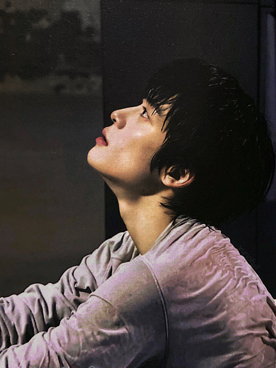 yunofull's tweet photo. opened my j ver album again... everything abt this photoshoot is insane https://t.co/qGdMl8MykZ