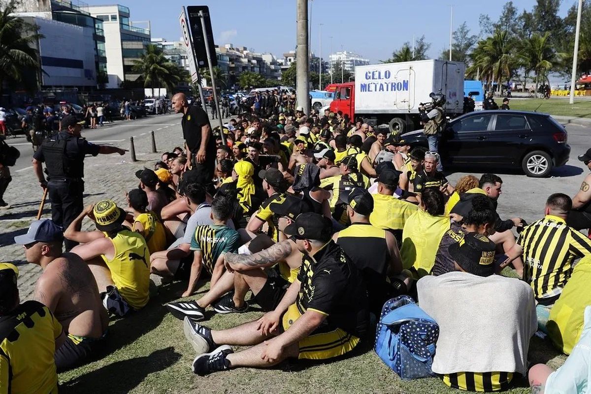 InfoCap_1891's tweet photo. 🚨🟡⚫️ TEMA DETENIDOS EN BRASIL

De 367 detenidos en Brasil lo único que pudo acreditar la justicia🇧🇷 fue 1 hincha que pateó una moto.

El hincha continúa esperando el fallo final que seria por "Destrucción de un birrodado"

UNA BARBARIDAD LO DE LA JUSTICIA Y UN DESPROPÓSITO 🇧🇷 https://t.co/B6I4JoKGG9