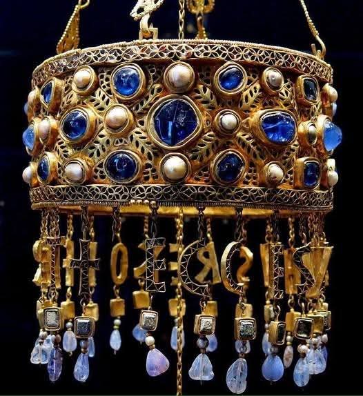 AlmanacAntiques's tweet photo. The #CrownofRecceswinth, worn by the #KingoftheVisigoths is an elegant piece from #7thcentury #Spain. Learn more at
https://t.co/yRzyKVS8K8 https://t.co/DUpAyduZ43