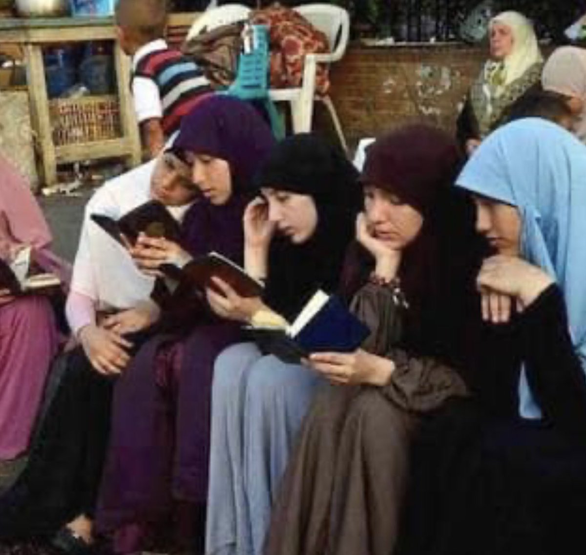 وما زالت فاتورة دماء الأبرياء في #رابعة معروضة عند الحي القيوم الملك.

وما زالت المحكمة مفتوحة، وما زال الضحايا يشيرون: "هذا قاتلي! هذا سافك دمي!".

ومهما حاول النظام أن يختلق القصص عن مسلحين وإرهابيين، فإن الله يعلم ويرى ماذا كان يفعل أهل رابعة قبل إبادتهم
#مصر